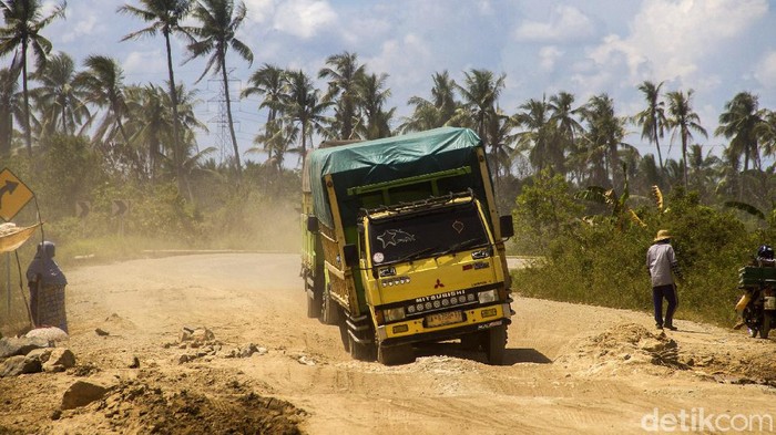 Hati-hati! Jalan Penghubung Kalsel-Kalteng Rusak dan Berdebu Sejumlah pekerja memperbaiki Jalan Gubernur Syarkawi yang rusak di Kabupaten Banjar, Kalimantan Selatan, Selasa (20/4/2021). Pasca bencana alam banjir, ruas jalan nasional yang menghubungkan Kalimantan Selatan dengan Kalimantan Tengah itu masih rusak sehingga berpotensi menghambat distribusi barang di saat meningkatnya kebutuhan masyarakat jelang lebaran. ANTARA FOTO/Bayu Pratama S/rwa.