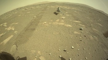 Karena atmosfer di Mars lebih tipis daripada di Bumi, Ingenuity harus bekerja keras memutar keempat baling-balingnya. Helikopter ini harus memutar baling-balingnya dengan kecepatan lebih dari 2.500 Rpm agar bisa terbang di Mars, lima kali lebih cepat daripada di Bumi. Foto: NASA