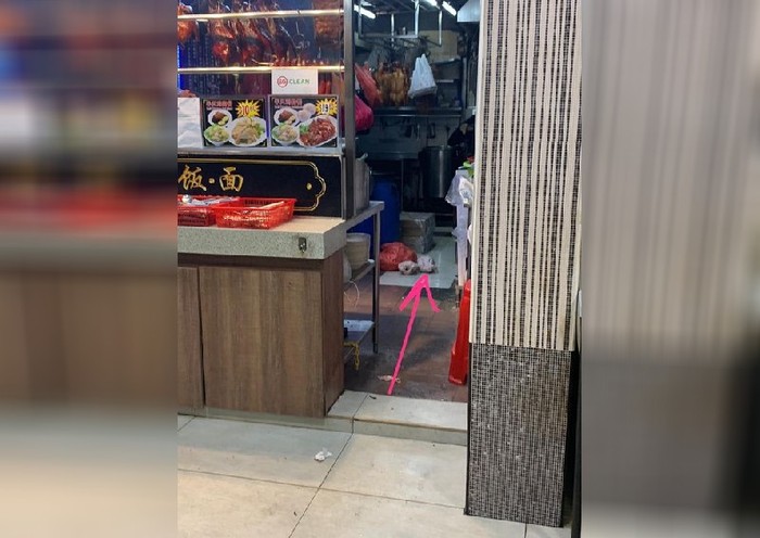 Hii! Restoran Jorok Ini Kedapatan Taruh Ayam Mentah di Lantai