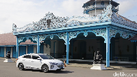 Ioniq juga masuk pasar Indonesia sejak November 2020. Mobil ini juga statusnya Completely Built Up (CBU) dari Korea Selatan.