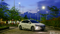 Saat ini Hyundai Ioniq EV masih terpampang dalam situs resmi di Indonesia. Harganya dijual untuk tipe Signature Rp 723 juta, dan Prime Rp 682 juta.