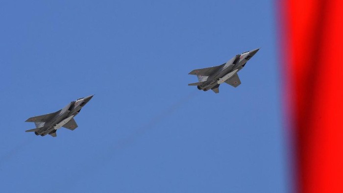 Russias MiG-31 supersonic interceptor jets carrying hypersonic Kinzhal (Dagger) missiles fly over Red Square during the Victory Day military parade in Moscow on May 9, 2018. - Russia marks the 73rd anniversary of the Soviet Unions victory over Nazi Germany in World War Two. (Photo by Yuri KADOBNOV / AFP)