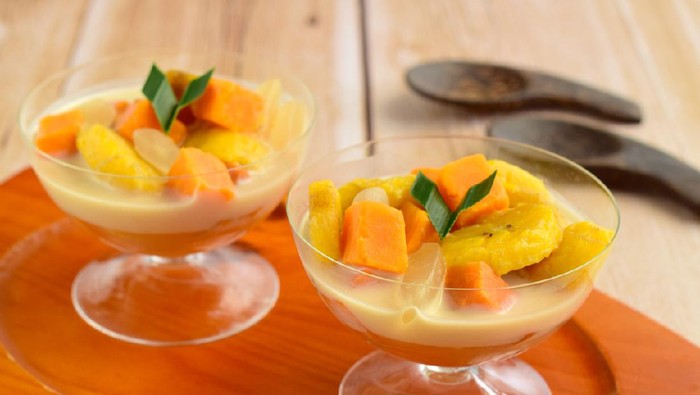 Ilustrasi kolak pisang Kolak, banana compote with sweet potato and kolang kaling