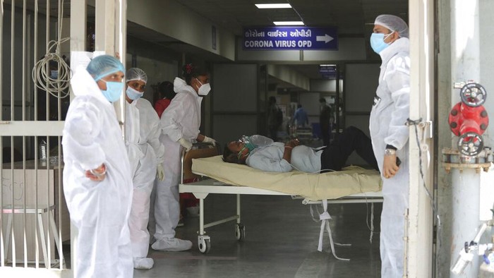 India Diterjang Tsunami COVID-19 India kembali dihantam gelombang COVID-19. Kini India harus menghadapi gelombang kedua yang ekstrem dengan jumlah kasus harian menembus angka 200 ribu.