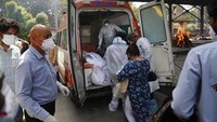 Otoritas kesehatan India melaporkan 273.810 kasus Corona dalam 24 jam terakhir. Lonjakan kasus ini mencatat rekor tertinggi untuk kasus harian Corona di negara tersebut, yang sebelumnya tercatat mencapai 261.500 kasus dalam sehari. AP Photo/Manish Swarup.