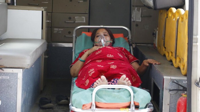 India Diterjang Tsunami COVID-19 India kembali dihantam gelombang COVID-19. Kini India harus menghadapi gelombang kedua yang ekstrem dengan jumlah kasus harian menembus angka 200 ribu.