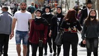 Meski begitu, Kementerian Kesehatan Israel masih mengamanatkan pemakaian masker di dalam ruangan. (Menahem Kahana/AFP)