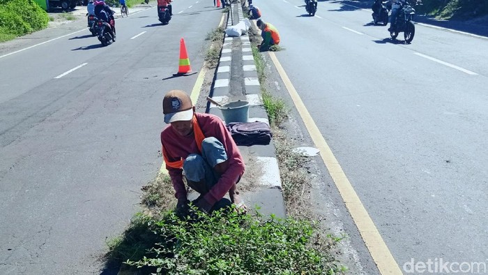 Jalan Yogya-Solo Mulai Dibersihkan Jelang Idul Fitri Ruas jalan Yogya-Solo di wilayah Kecamatan Delanggu, Kabupaten Klaten mulai dibersihkan dari semak, debu dan pasir mendekati Hari Raya Idul Fitri 2021, Selasa (20/4/2021) siang. Meskipun tradisi mudik dilarang tetapi perawatan jalan lintas selatan Jawa tetap dilakukan petugas PPK TP 02 dengan paket pekerjaan Preservasi Jalan Sruwen - Kartasuro - Klaten - Prambanan.