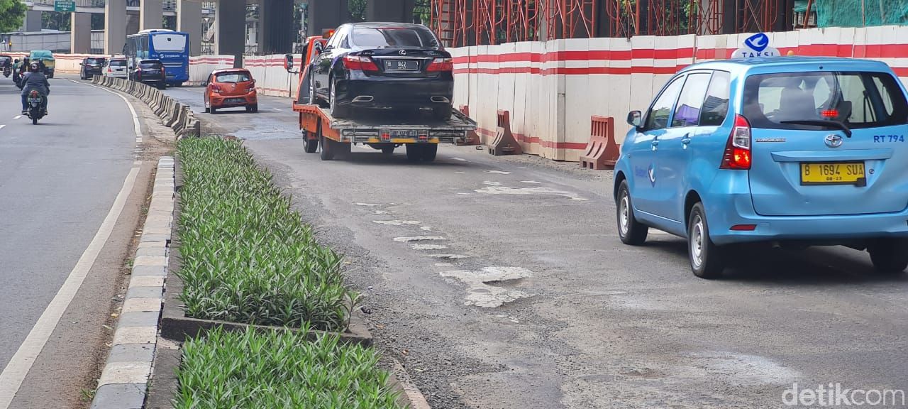 Jl HR Rasuna Said dekat Halte TransJ Setiabudi Utara, Jaksel, rusak. 20 April 2021. (Farih Maulana Sidik/detikcom)