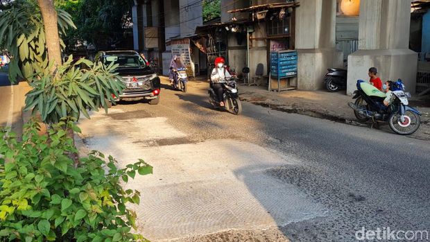 Jl I Gusti Ngurah Rai dekat Stasiun Cakung, semula rusak dan kini sudah diperbaiki. 20 April 2021. (Farih Maulana Sidik/detikcom)