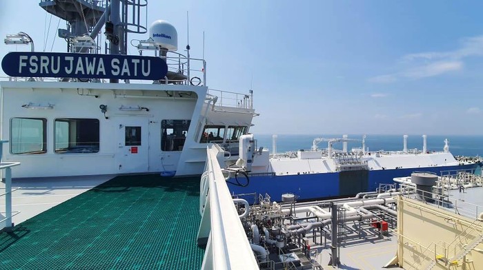 Kapal FSRU Jawa Satu Terima Kargo LNG Perdana dari Kapal LNGC Tangguh Towuti Direktur Utama PT Jawa Satu Regas Indra Trigha menyerahkan kenang-kenangan berupa replika kapal FSRU Jawa Satu kepada VP Indonesia BP Berau Ltd Hardi Hanafiah saat seremoni transfer perdana kargo LNG ke kapal FSRU Jawa Satu dari Kapal LNG Carrier Tangguh Towuti, Selasa (20/4), di Jakarta.