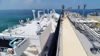Kapal pengangkut LNG Tangguh Towuti ini merapat di Terminal Khusus PT Jawa Satu Power yang berada di Kabupaten Subang, Jawa Barat, Senin (19/4) pagi. 