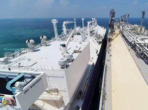 Kapal FSRU Jawa Satu Terima Kargo LNG dari Kapal LNGC Tangguh Towuti