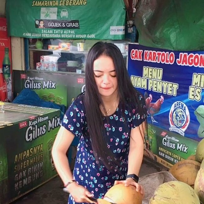 Wanita 22 tahun ini sebelum menjual es kelapa muda, pernah ikut membantu ibunya berjualan nasi campur. Baginya membantu usaha orangtua sudah menjadi bagian dari kesehariannya sejak lama. Saya kerja di klinik kecantikan selama empat tahun dan saya kerja di warung makan tempat orang selama tiga bulan. Saya juga kerja bantuin orang jualan buah di pinggir jalan. Sampai saya bantuin ibu jualan nasi ke kampus sambil bawa kotakan makanan, kenang Sari. Foto: Dok.Instagram @dianaelasari.