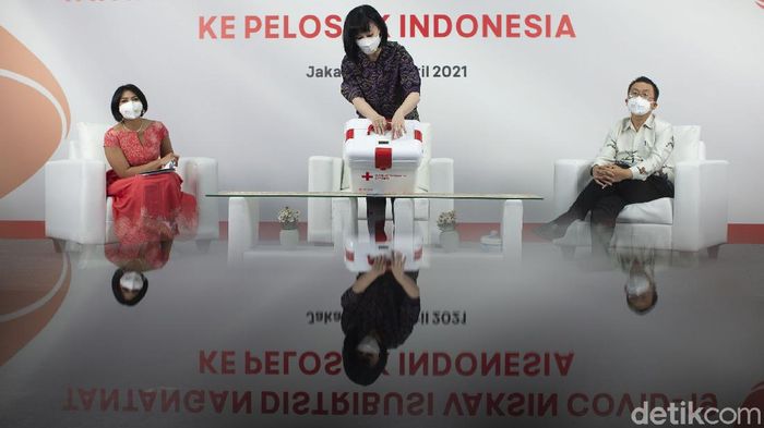 Kotak Vaksin Canggih Untuk Distribusi ke Pelosok Negeri Plt Dirjen Kemenkes Dr. dr. Maxi Rein Rondonuwu, DHSM, MARS bersama Direktur Utama PT Trisinar Indopratama (Technoplast) Ellies Kiswoto berdiskusi terkait tantangan distribusi vaksin covid-19 di Jakarta Barat, Selasa (20/4/2021). Program vaksinasi menjadi senjata untuk mengakhiri pandemi COVID-19 namun untuk mencapainya terdapat beberapa tantangan.