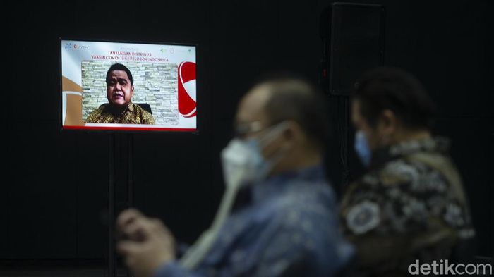 Kotak Vaksin Canggih Untuk Distribusi ke Pelosok Negeri Plt Dirjen Kemenkes Dr. dr. Maxi Rein Rondonuwu, DHSM, MARS bersama Direktur Utama PT Trisinar Indopratama (Technoplast) Ellies Kiswoto berdiskusi terkait tantangan distribusi vaksin covid-19 di Jakarta Barat, Selasa (20/4/2021). Program vaksinasi menjadi senjata untuk mengakhiri pandemi COVID-19 namun untuk mencapainya terdapat beberapa tantangan.