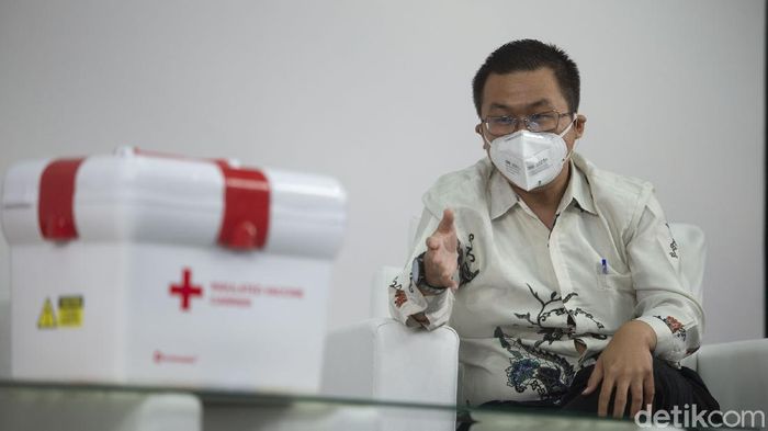 Kotak Vaksin Canggih Untuk Distribusi ke Pelosok Negeri Plt Dirjen Kemenkes Dr. dr. Maxi Rein Rondonuwu, DHSM, MARS bersama Direktur Utama PT Trisinar Indopratama (Technoplast) Ellies Kiswoto berdiskusi terkait tantangan distribusi vaksin covid-19 di Jakarta Barat, Selasa (20/4/2021). Program vaksinasi menjadi senjata untuk mengakhiri pandemi COVID-19 namun untuk mencapainya terdapat beberapa tantangan.