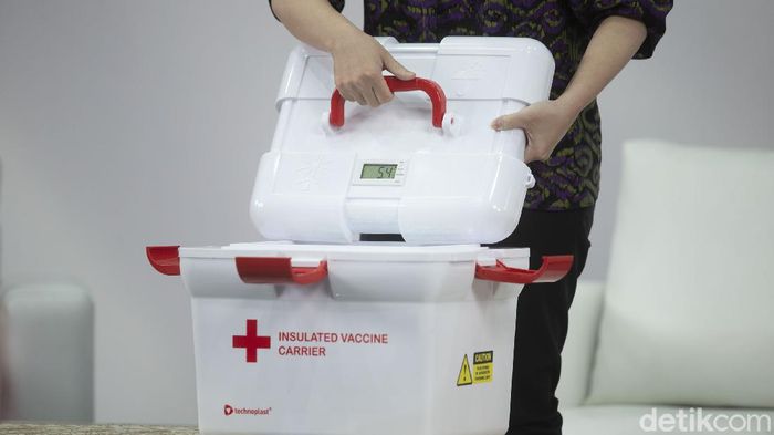 Kotak Vaksin Canggih Untuk Distribusi ke Pelosok Negeri Plt Dirjen Kemenkes Dr. dr. Maxi Rein Rondonuwu, DHSM, MARS bersama Direktur Utama PT Trisinar Indopratama (Technoplast) Ellies Kiswoto berdiskusi terkait tantangan distribusi vaksin covid-19 di Jakarta Barat, Selasa (20/4/2021). Program vaksinasi menjadi senjata untuk mengakhiri pandemi COVID-19 namun untuk mencapainya terdapat beberapa tantangan.