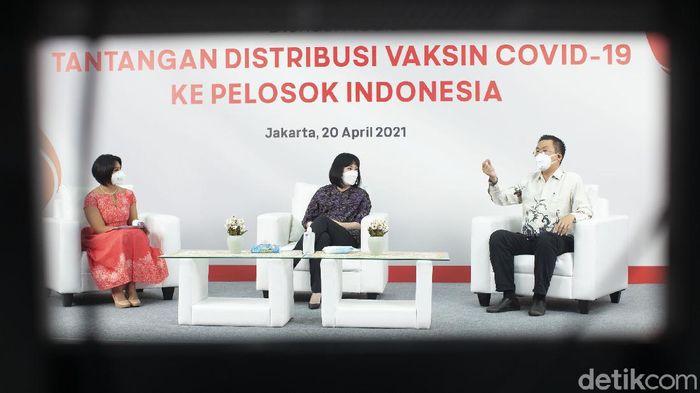 Kotak Vaksin Canggih Untuk Distribusi ke Pelosok Negeri Plt Dirjen Kemenkes Dr. dr. Maxi Rein Rondonuwu, DHSM, MARS bersama Direktur Utama PT Trisinar Indopratama (Technoplast) Ellies Kiswoto berdiskusi terkait tantangan distribusi vaksin covid-19 di Jakarta Barat, Selasa (20/4/2021). Program vaksinasi menjadi senjata untuk mengakhiri pandemi COVID-19 namun untuk mencapainya terdapat beberapa tantangan.