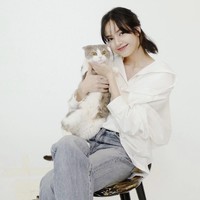 Leo memiliki bulu pendek berwarna abu-abu dengan bagian perut berwarna putih. Ia dikenalkan Lisa BLACKPINK melalui siaran langsung VLIVE pada 2018. Foto: dok. Instagram lalalalisa_m