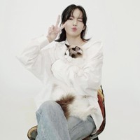 Kucing tampan bermata biru ini adalah Luca. Kucing kedua Lisa BLACKPINK ini berjenis ragdoll dan memiliki bulu panjang berwarna putih, kecuali pada bagian kepala dan ekor. Foto: dok. Instagram lalalalisa_m