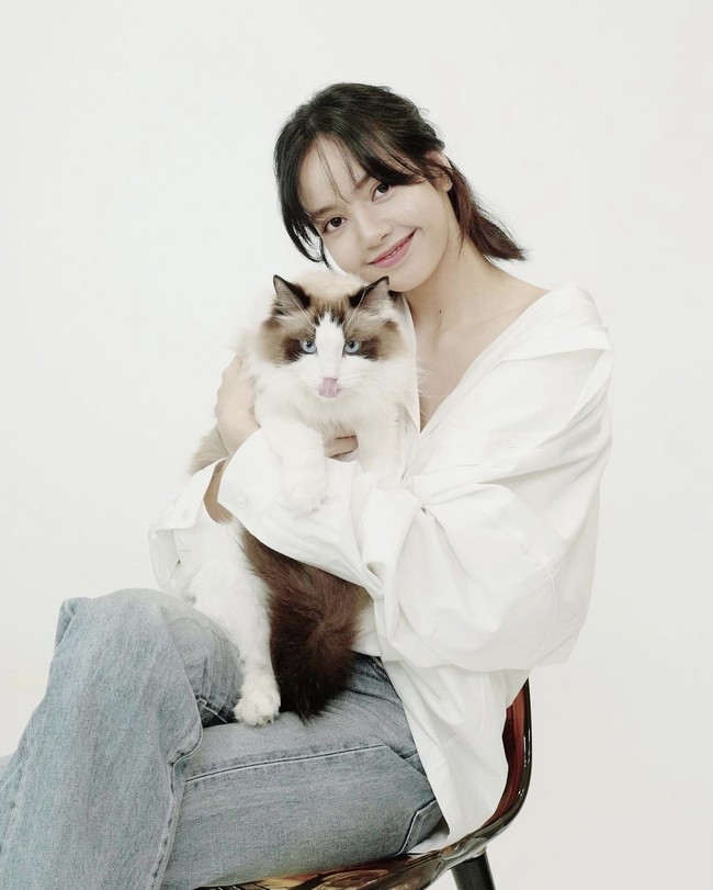 Luca memegang posisi visual di antara kelima kucing Lisa BLACKPINK. Inilah pose gemas Luca yang penurut dan anteng. Foto: dok. Instagram lalalalisa_m