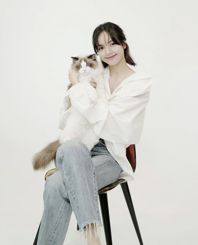 Sekilas kucing ketiga Lisa BLACKPINK ini sangat mirip dengan Luca. Hanya saja, Lily memiliki corak bulu yang lebih terang pada bagian kepala dan ekor. Foto: dok. Instagram lalalalisa_m