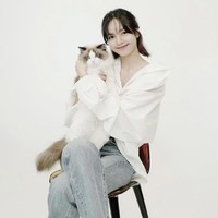 Sekilas kucing ketiga Lisa BLACKPINK ini sangat mirip dengan Luca. Hanya saja, Lily memiliki corak bulu yang lebih terang pada bagian kepala dan ekor. Foto: dok. Instagram lalalalisa_m