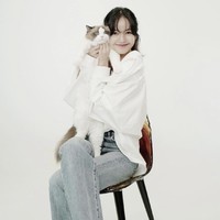 Lily merupakan anak perempuan dari hasil perkawinan Luca dan kucing Jennie BLACKPINK, Jennie the Cat. Ia memiliki saudara kembar laki-laki bernama Mingus. Foto: dok. Instagram lalalalisa_m