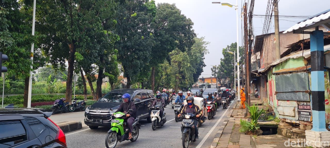 Lalu lintas jelang Flyover Tapal Kuda Lenteng Agung, 20 April 2021, pukul 08.15 WIB. (Farih Maulana Sidiq/detikcom)
