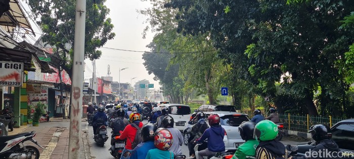 Lalu lintas jelang Flyover Tapal Kuda Lenteng Agung, 20 April 2021, pukul 08.15 WIB. (Farih Maulana Sidiq/detikcom)