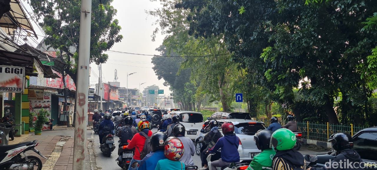 Lalu lintas jelang Flyover Tapal Kuda Lenteng Agung, 20 April 2021, pukul 08.15 WIB. (Farih Maulana Sidiq/detikcom)