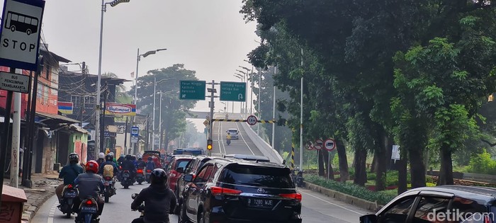 Lalu lintas jelang Flyover Tapal Kuda Lenteng Agung, 20 April 2021, pukul 08.15 WIB. (Farih Maulana Sidiq/detikcom)