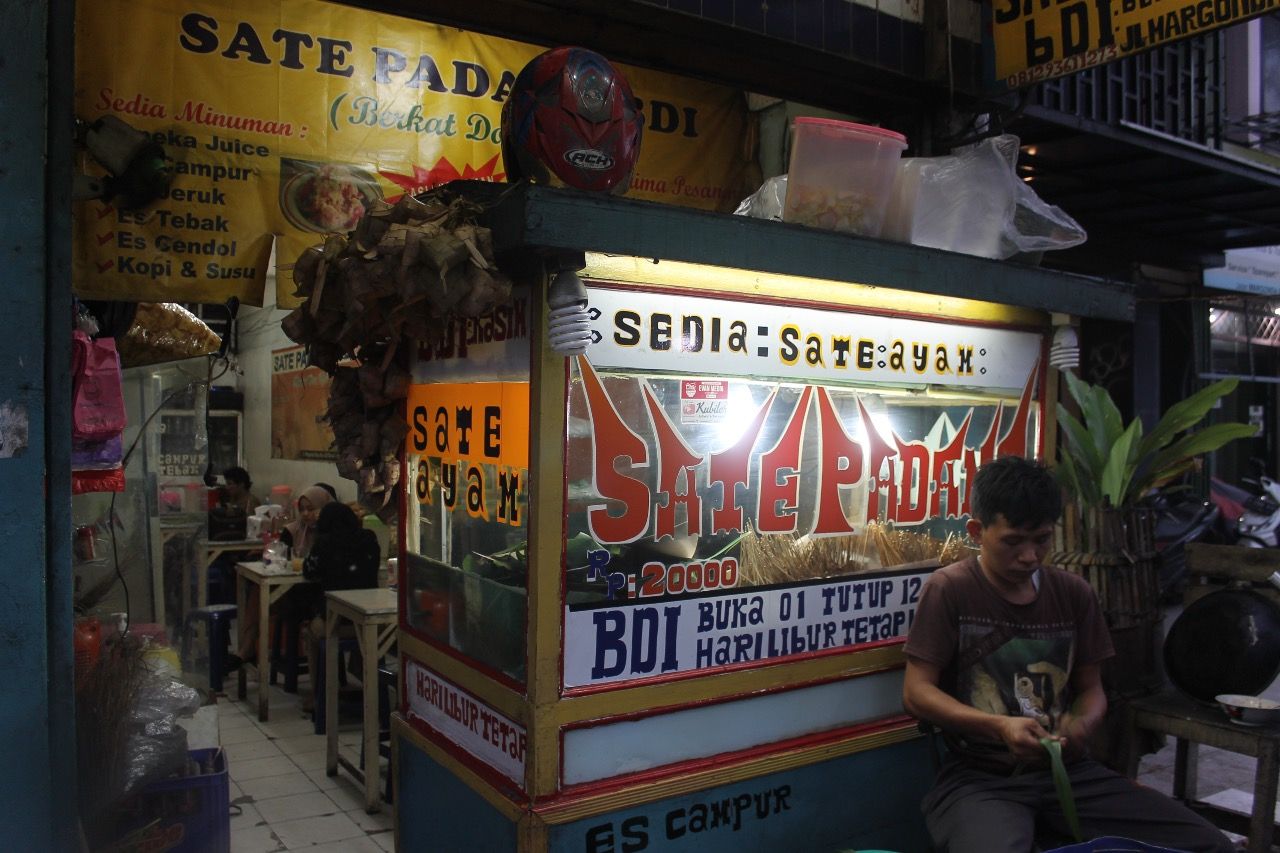 Lamak Bana! Sate Padang Khas Pariaman 'Berkat Doa Ibu' di Margonda