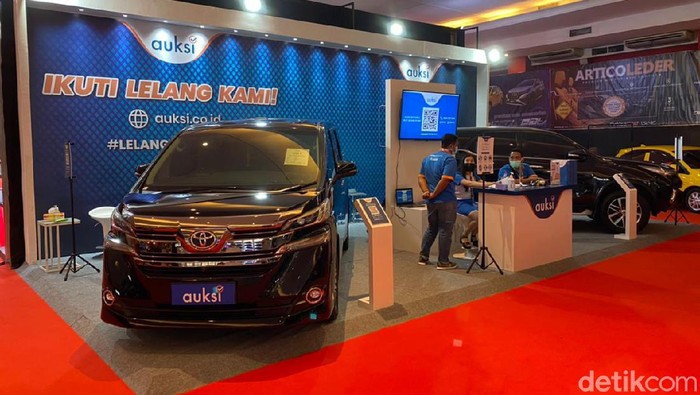 Lelang mobil di IIMS 2021