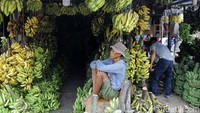 Seorang pedagang tampak lesu karena sepinya pembeli.