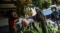 Salah seorang pedagang mengatakan, penyebab sepinya penjuaka karena banyak pembeli yang merupakan para pedagang lebih memilih pulang kampung lebih awal karena adanya larangan mudik oleh pemerintah.