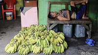 Sepinya pembeli membuat sebagian pedagang memilih tidur di depan kiosnya.