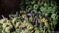 Sepinya para pembeli membuat omset para pedagang turun di atas 50%. 
