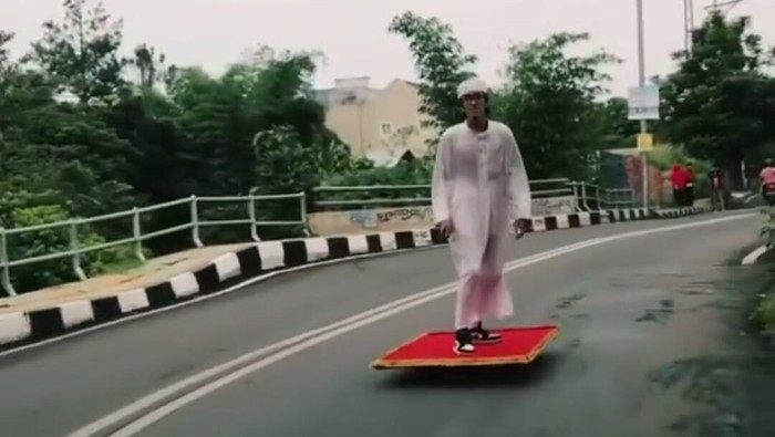 Longboarder asal Cimahi beraksi lagi di jalanan saat ngabuburit