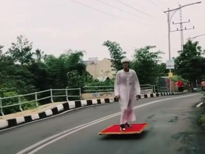 Longboarder Aladdin yang Pernah Viral, Kini Beraksi Lagi di Jalanan Cimahi