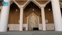 Masjid ini terletak di tengah desa tua, 38 km barat laut Al-Zulfi dan 272 km di utara Riyadh. Setelah direnovasi, masjid kini bisa menampung 150 jemaah. Juga pembagian ruangan masjid terdiri dari ruang salat, Al-Sarha (halaman), tempat sholat wanita, toilet, dan tempat wudhu untuk pria dan wanita, dan depot. 