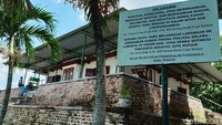 Masjid ini terletak sekitar 200 meter dari Kompleks Sunan Pandanaran atau Ki Ageng Pandanaran.