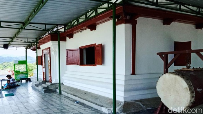 Masjid Sunan Pandanaran atau Masjid Golo  di Desa Paseban, Kecamatan Bayat, Klaten memang tidak semegah masjid kuno lainnya. Tapi masjid di puncak bukit Jablakat itu konon merupakan menjadi pusat syiar agama Islam di wilayah Jawa bagian selatan.