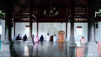 Bangunan Masjid Golo ini terbuat dari fondasi batu kapur dan batu bata, memiliki 16 tiang penyangga yang terbuat dari kayu jati, tiga pintu masuk dan delapan jendela.