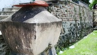 Juru rawat Masjid Golo, Suhardi menyebut masjid ini dulunya merupakan pindahan dari Gunung Jabalkat. Di sisi utara masjid itulah, dulu Ki Ageng Pandanaran atau Bupati Semarang belajar pada Sunan Kalijaga.