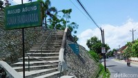 Para pengunjung perlu menaiki tangga berundak untuk mencapai masjid yang berlokasi di puncak bukit setinggi sekitar 100 meter ini.