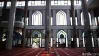 Protokol kesehatan diterapkan di masjid ini untuk para jemaah yang ingin menunaikan ibadah. 