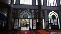 Masjid ini bahkan pernah sengaja tak menghidupkan kipas angin dan pendingin ruangan untuk mencegah penyebaran COVID-19 di wilayah tersebut. 