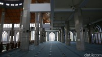 Jemaah yang datang untuk shalat Jumat di Masjid Al-Azhar mengaku sedikit tak nyaman beribadah lantaran panas di dalam masjid. Namun, demi menekan COVID-19, warga pun memahami alasan pengurus masjid. 